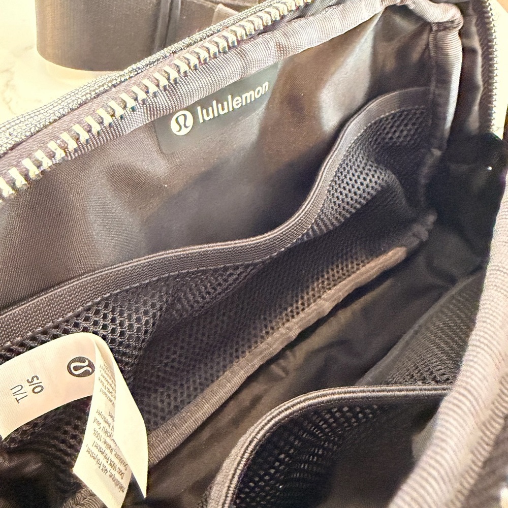 Lululemon Everywhere Belt Bag 1L silver Glitter - Picture 6 of 12